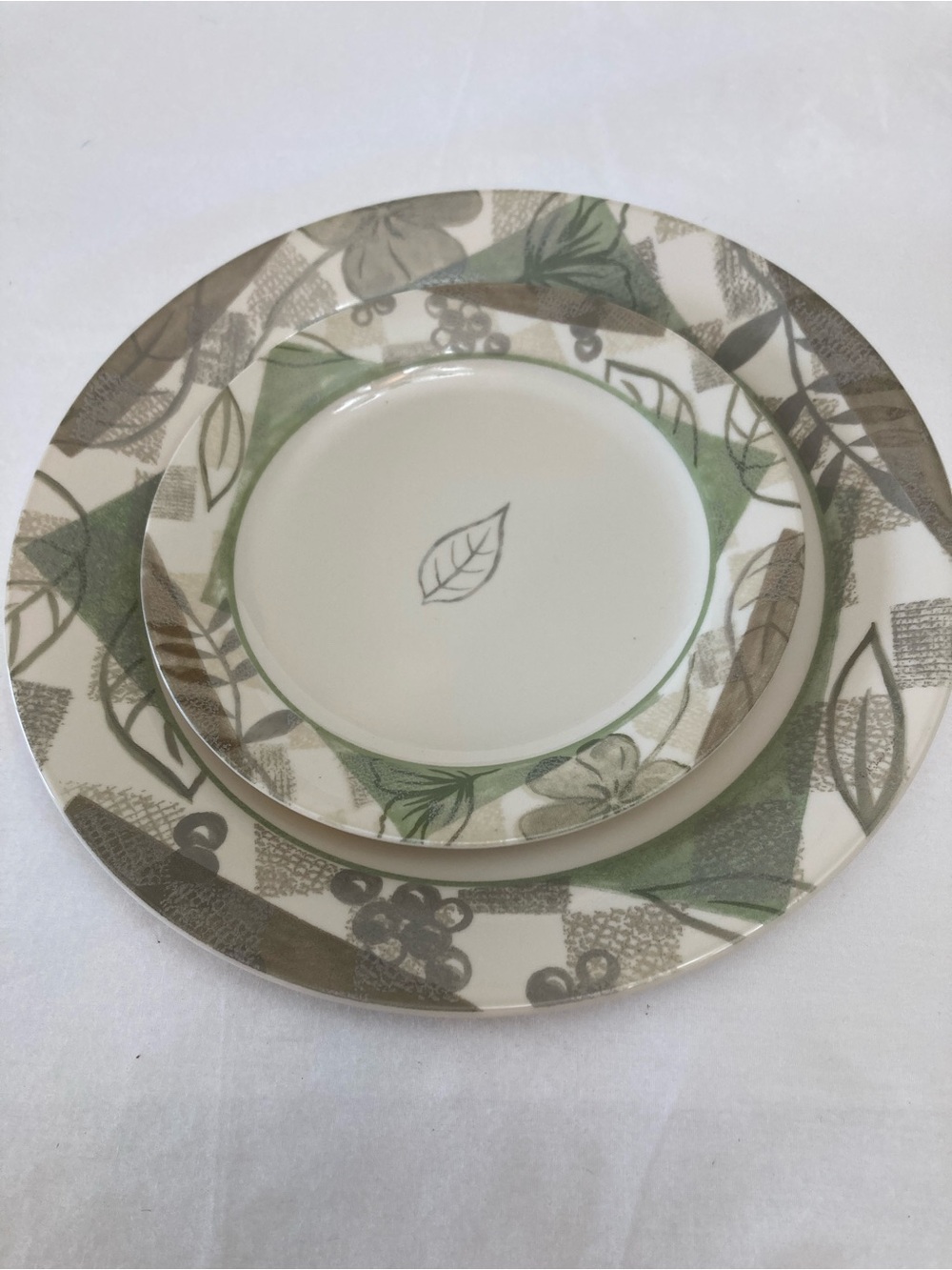 Corelle Green and Beige Leaf Pattern Dinner Plate and Tea Cup Plate Preloved